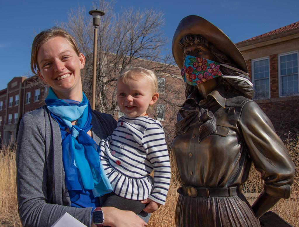 雷切尔·布朗利和女儿在曾曾祖母玛丽·桑多斯的雕像前合影